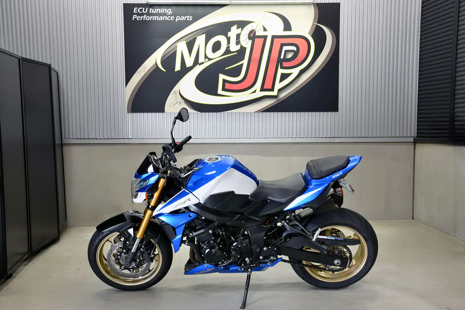 SUZUKI GSR750